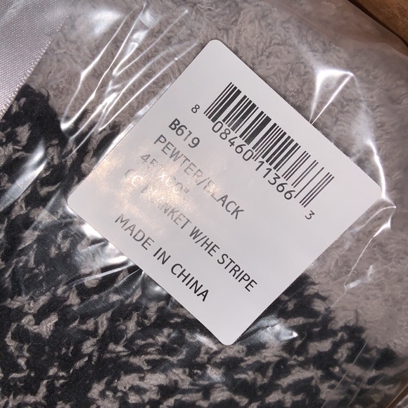 NWT Barefoot Dreams CozyChic Rib Trim Throw - Picture 4 of 4